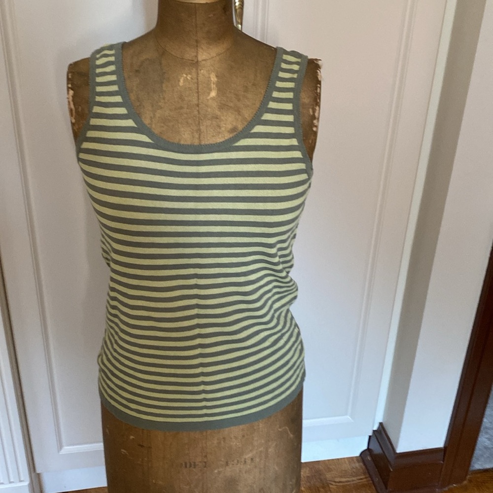 - DANA BUCHMAN COTTON AND RAYON TOP SZ M .
